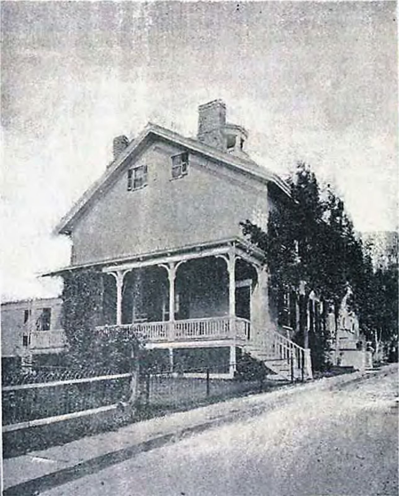 The first Greene County Jail on Clark Street, later the Heidelburgh Inn (Gallt 1915).