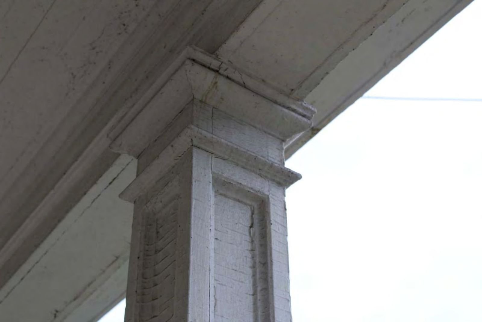 Doric column on the front porch of the Sheriff’s Offices.